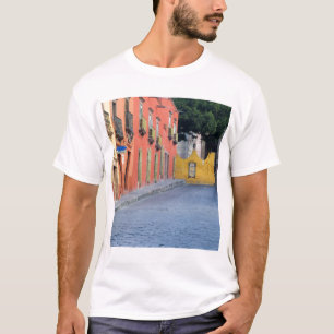 Mexico, San Miguel de Allende, Huizen langs T-shirt