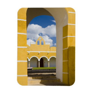 Mexico, Yucatan, Izamal. Het franciscaner klooster Magneet