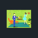 Mi-Siècle moderne Couple toile étirée<br><div class="desc">Cette toile en toile tendue moderne en couple du milieu du siècle ressemble à une scène d'une comédie romantique. Le style années 60, minimaliste design d'art, dispose d'un beau couple de dessins animés qui profitent d'une soirée romantique à la maison. La chambre sophistiquée dispose d'un mur en pierre verte et...</div>