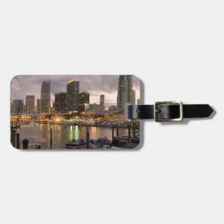 Miami financieel silhouet bij schemer bagagelabel