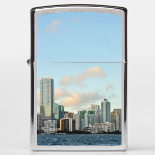 Miami skyscrapers tegen brede heldere hemel