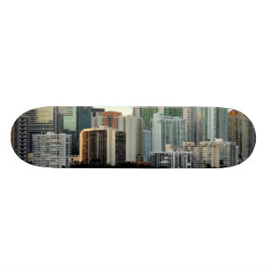 Miami skyscrapers tegen brede heldere hemel skateboard