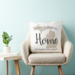 Michigan Accueil Beige et gris Personnalisé City H<br><div class="desc">Le coussin de bienvenue élégant présente un design typographique avec un texte de script "Home" et une carte de l'état du Michigan. Personnalisez avec votre ville et votre monogramme familial. Beige neutre,  noir doux,  et blanc. Un motif à rayures horizontales habille l'arrière du coussin.</div>