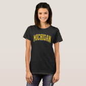 Michigan MI Varsity Style Maize Font T-shirt (Voorkant volledig)