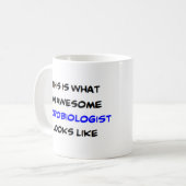 microbiologiste, énorme tasse de café (Devant gauche)