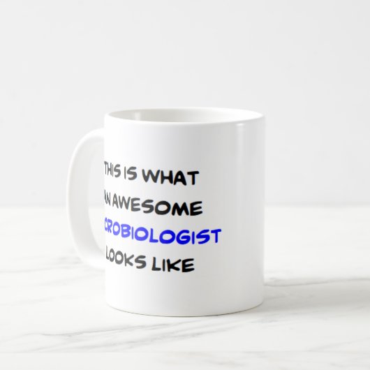 microbiologiste, énorme tasse de café (Devant gauche)