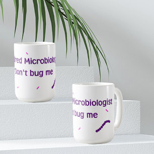 microbioloog in ruste koffiemok