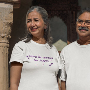 microbioloog in ruste t-shirt