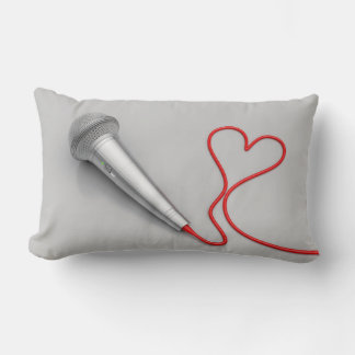 Microfoon en rood hart kussen