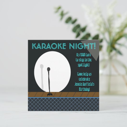 Microphone dans Spotlight Karaoke Night Invitation (Debout devant)