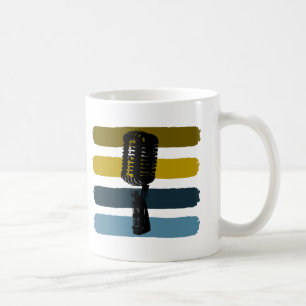 Microphone vintage et tasse de rayures