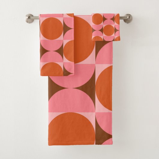 Mid Century Circles en Squares Roze Sinaasappel Bad Handdoek (Insitu)