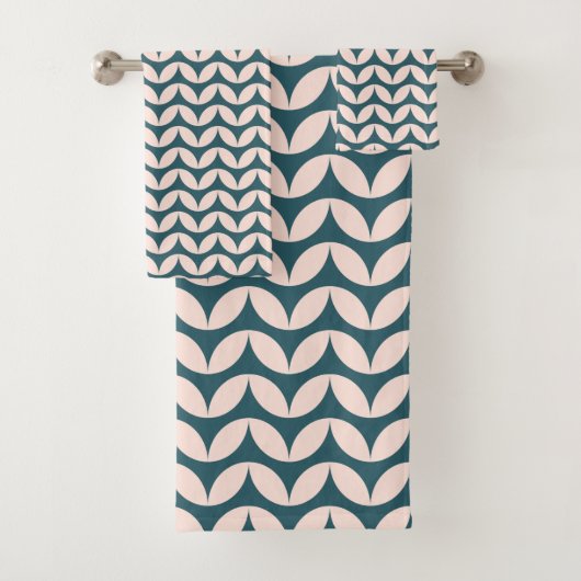 Mid Century Geometric Petal Pattern Teal Blush  Bad Handdoek (Insitu)