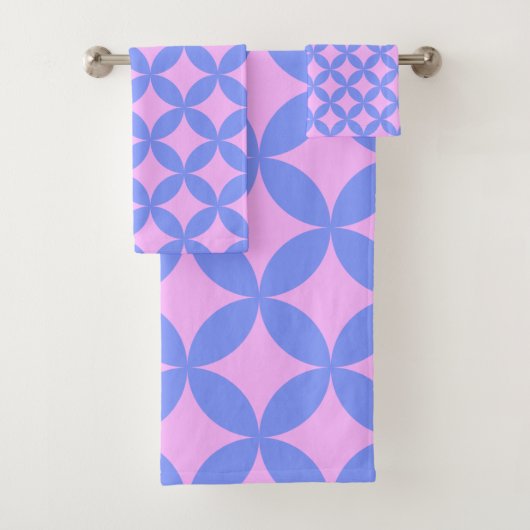 Mid Century Mod Pattern in Pink and Periwinkle Bad Handdoek (Insitu)