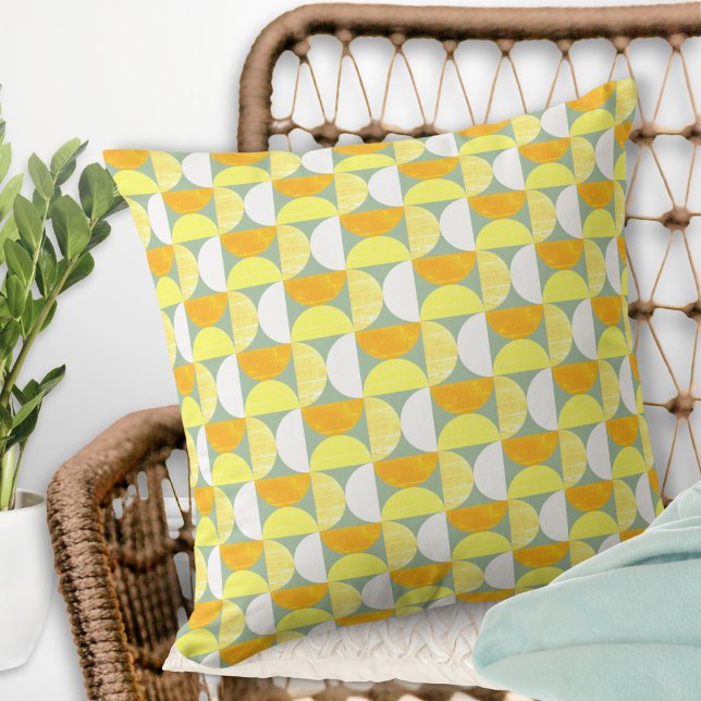 Mid Century Modern Abstracte heldere halve cirkels Kussen (A throw pillow with mid century modern design of semicircles in orange, yellow and white on green)