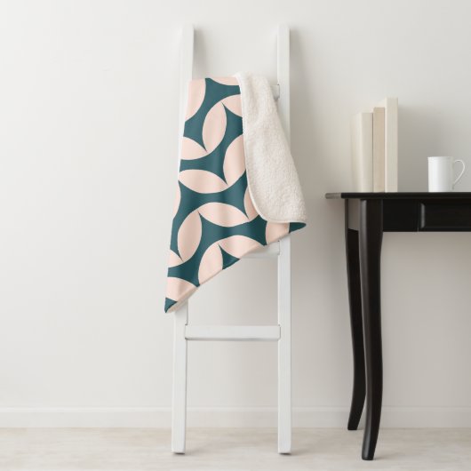 Mid Century Modern Geometric Pattern in Blauwgroen Sherpa Deken (In situ)