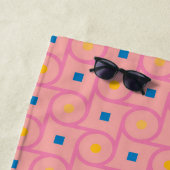 Mid Century Modern Roze Interlocking Cirkel Strandlaken (In situ)