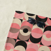 Mid-Century modern roze patroon Strandlaken (In situ)