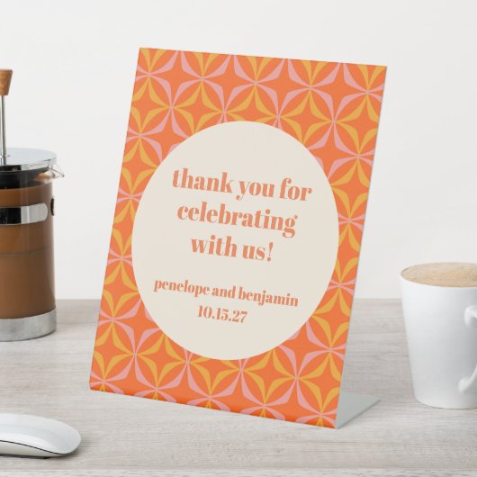 Mid Century Modern Sinaasappel aangepaste bruiloft Reclamebord Met Voetstuk (Insitu)