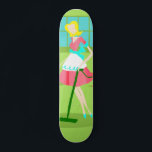 Mid Century Moderne Rétro Housefemme Skateboard<br><div class="desc">Ce Mid Century Moderne Retro Housewoman Skateboard vous fera briser vos brins de perles pour accomplir les tâches les plus banales. Le design est composé d'un arrière - plan vert citron avec une vitre à carreaux bleus. Mais le clou de la décoration est certainement la maîtresse de maison classique de...</div>