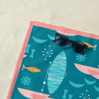 Mid Century Pink Catamaran - Blue Background Strandlaken