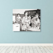 Middelbare school meisjes koken, 1935 canvas afdruk (Insitu (Houten vloer))