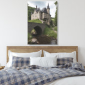 Middeleeuws kasteel aan een stroom canvas afdruk (Insitu (Slaapkamer))