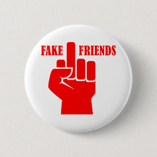 Middelvinger Fake Friends Ronde Button 5,7 Cm