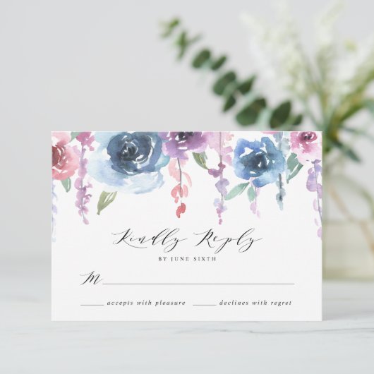 Midnight Blooms | Paarse en blauwe bloemenbruiloft RSVP Kaartje (Staand voorkant)