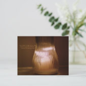 "Mieux vaut allumer une bougie" carte postale (Debout devant)