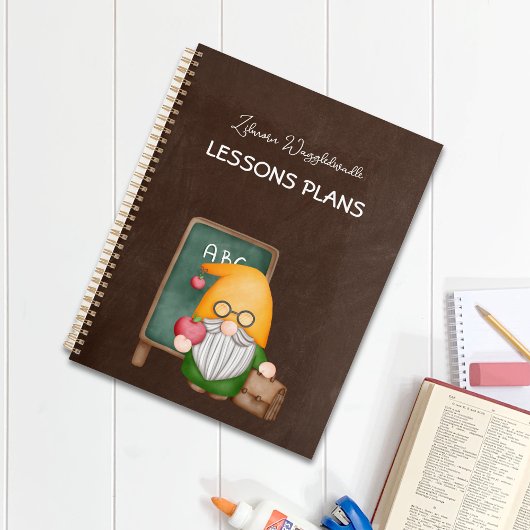 Migné Enseignant Gnome Sur Chalkboard Brown