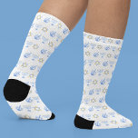 Mignon Hanoukka Menorah Dreidel Motif juif<br><div class="desc">De belles chaussettes Hanoukka en bleu avec un motif cool de la star du judaïsme,  rêvent pour les jeux de Chanukah amusants,  et la menorah juive pour les vacances.</div>