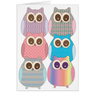 Mignon peu de couleurs assorties de hiboux de huée