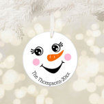 Mignon Snowman visage Ornement personnalisé<br><div class="desc">Ce joli cadeau de Noël personnalisé Snowman Face Ceramic Ornament est un gagnant sûr pour la famille et les amis cette année. Il a un design moderne des deux côtés d'un adorable visage de bonhomme de neige sur un ornement rond blanc. Personnalisé avec le nom de famille ou votre texte...</div>