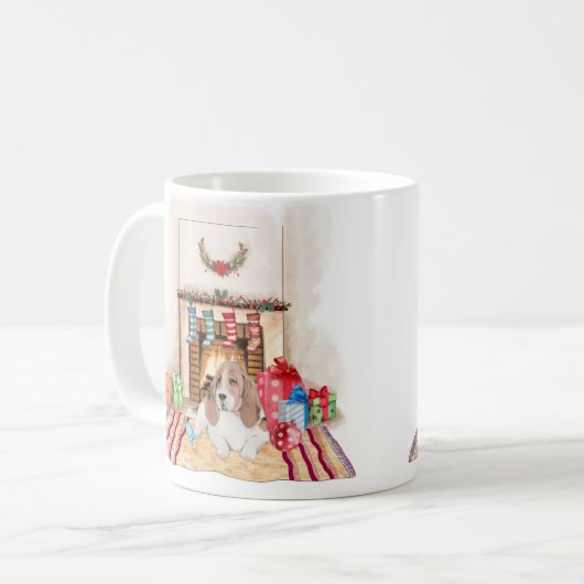 Mignonne Basset Hound Mug de Noël. (Devant gauche)