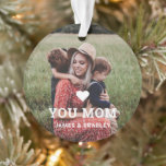 Mignonne COEUR T'AIME MÈRE Fête des Mères Photo<br><div class="desc">Cute Heart Love You Mom Mother's Day Photo Christmas Ornament présente votre photo préférée avec le texte "(love heart) you Mom" en script blanc moderne avec vos noms ci-dessous. Personnalisez en modifiant le texte dans la zone de texte fournie et en ajoutant votre propre image. Conçu par ©Evco Studio www.zazzle.com/store/evcostudio...</div>