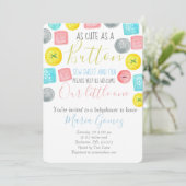 Mignonne comme bouton bébé douche invitation (Debout devant)