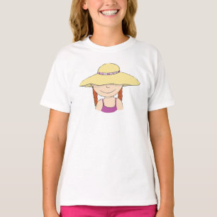 Mignonne fille dans grand soleil casquette t-shirt