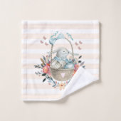 Mignonne lapin dans un panier avec des oeufs et de (Gant de toilette)