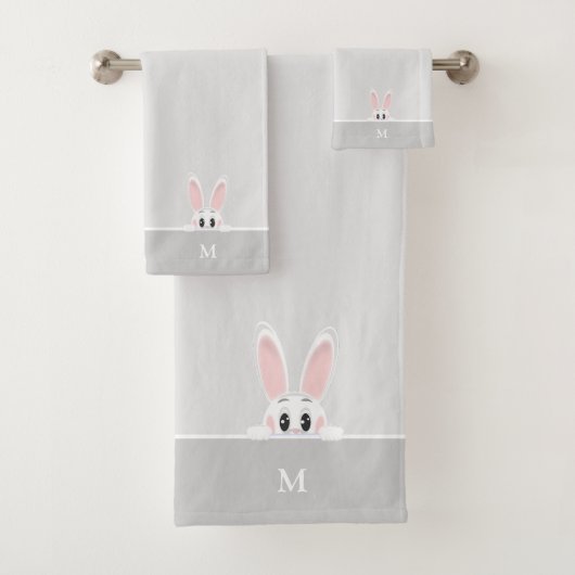Mignonne lapin et monogramme sur gris argenté clai (En situation)