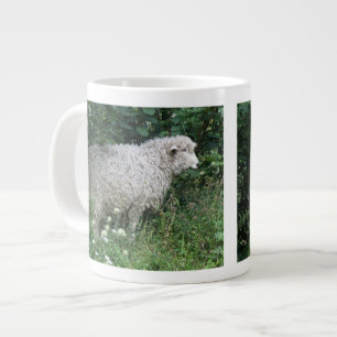 Mignonne mouton gourmand mange de la Mug