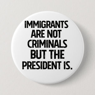 Migranten zijn geen criminelen maar de president w ronde button 7,6 cm
