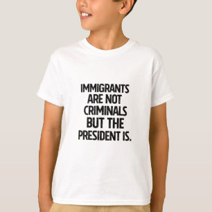 Migranten zijn geen criminelen maar de president w t-shirt
