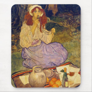 Miguela, nog knielend, zet hem op haar lip. muismat