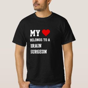 Mijn behoort tot een hersenchirurg T-shirt