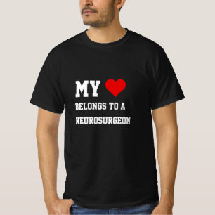 Mijn behoort tot een neurochirurg T-shirt