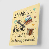 Mijn boek en ik hebben een moment. vierkante klok (Hoek)