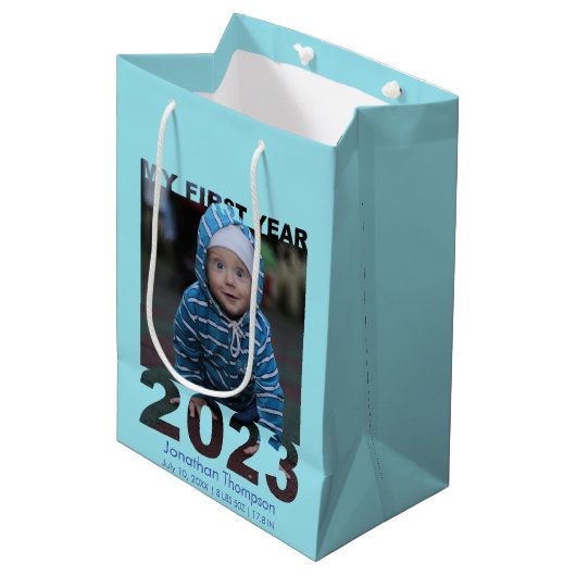 Mijn eerste jaar 2023 Modern Cutout Baby Foto Blau Medium Cadeauzakje (Voorkant Gekanteld)