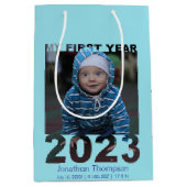 Mijn eerste jaar 2023 Modern Cutout Baby Foto Blau Medium Cadeauzakje (Voorkant)
