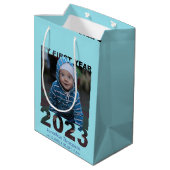 Mijn eerste jaar 2023 Modern Cutout Baby Foto Blau Medium Cadeauzakje (Achterkant Gekanteld)